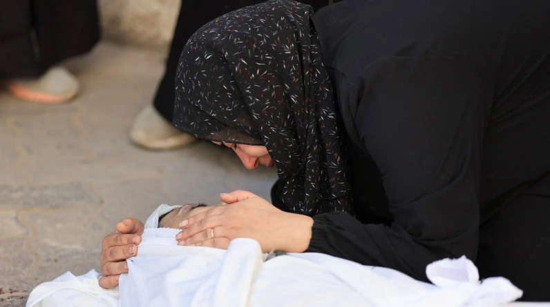 ديفيد هيرست يكتب: مذبحة إسرائيل في رمضان تمحو ادعاء الغرب بالقيادة الأخلاقية